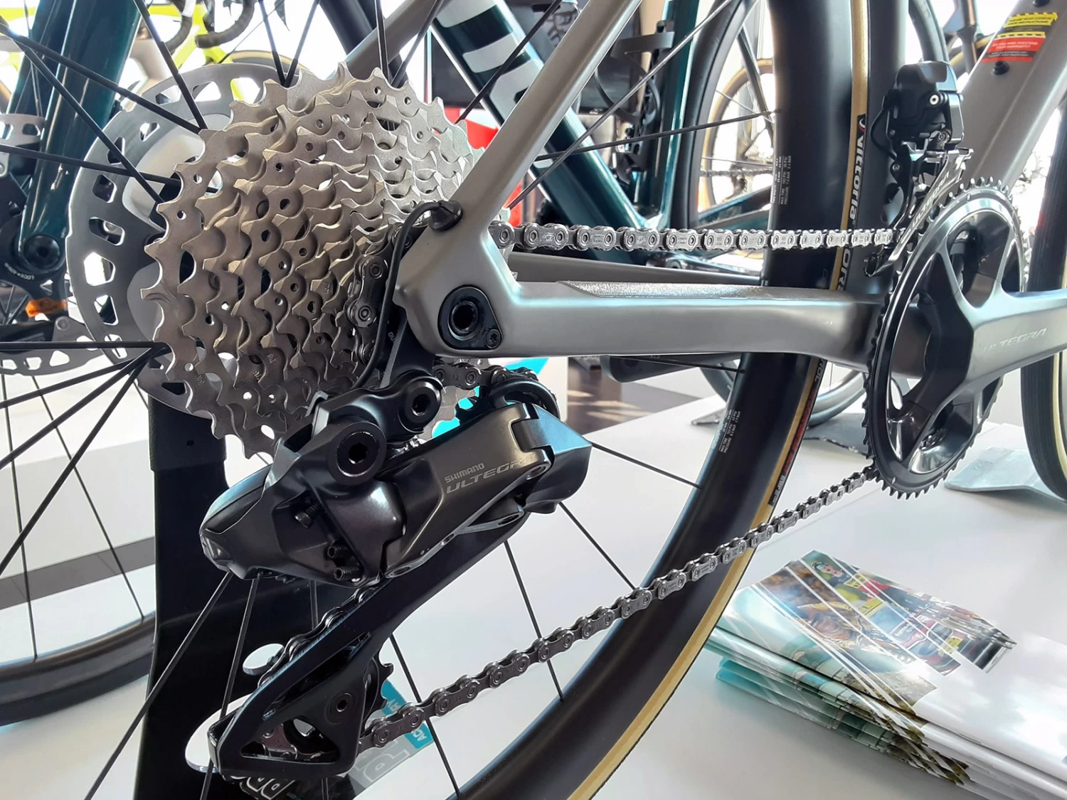 BMC Roadmachine 01 Three Ultegra Di2 Disc 12v Vélo De Course 2022 6 BMC Roadmachine 01 Three Ultegra Di2 Disc 12v Vélo De Course 2022 – Image 4