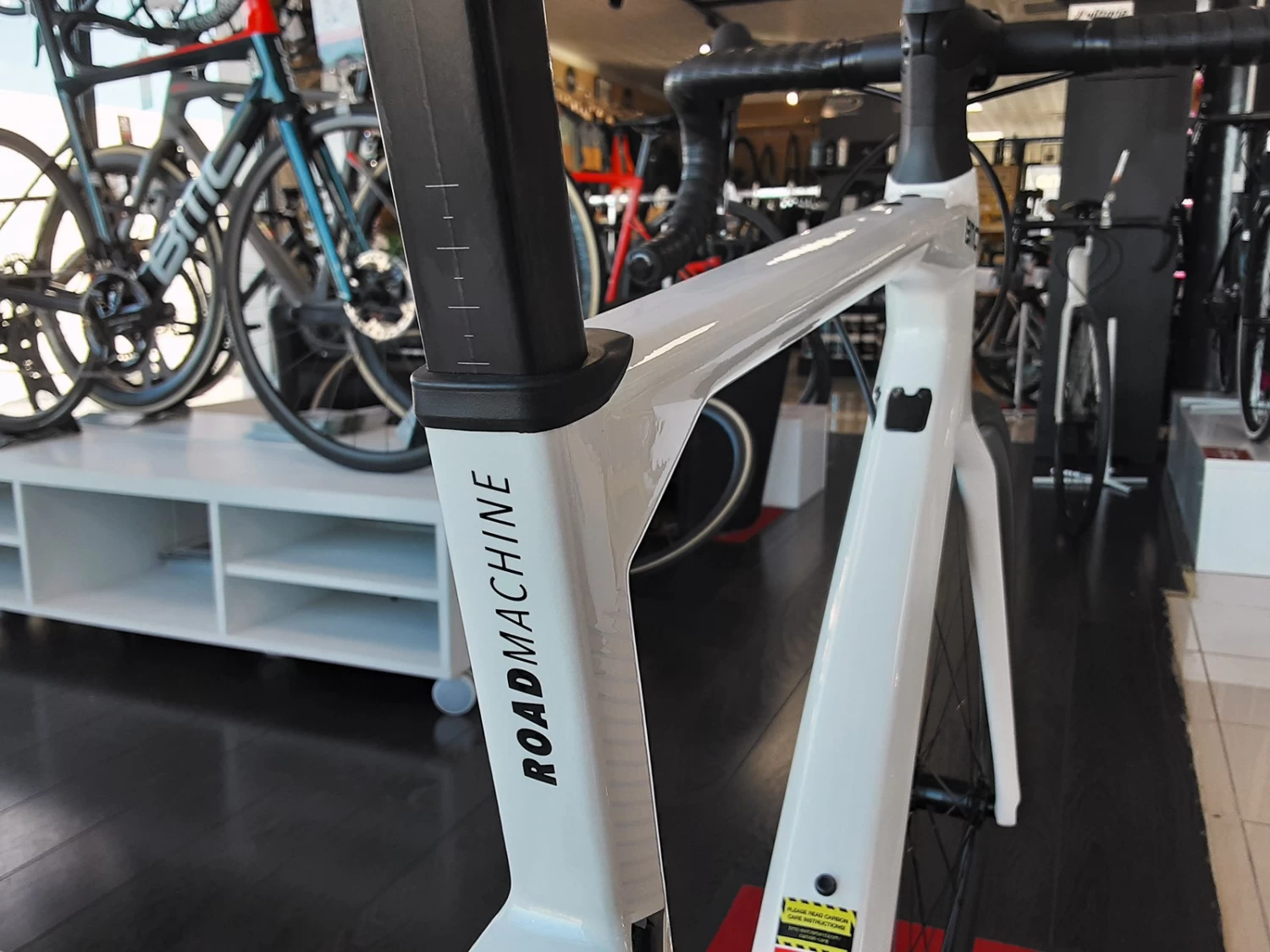 BMC Roadmachine One Ultegra Di2 Disc 12v Vélo De Route 2022 5 BMC Roadmachine One Ultegra Di2 Disc 12v Vélo De Route 2022 – Image 3