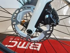 BMC Roadmachine One Ultegra Di2 Disc 12v Vélo De Route 2022 17 BMC Roadmachine One Ultegra Di2 Disc 12v Vélo De Route 2022 -Garmin Magasin bmc roadmachine one ultegra di2 disc 12v velo de route 2022 4