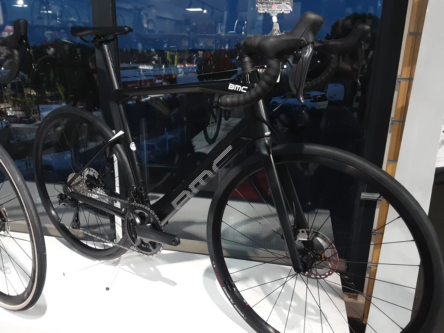 BMC Roadmachine Three Ultegra Di2 Disc 12v Vélo De Route 2022 4 BMC Roadmachine Three Ultegra Di2 Disc 12v Vélo De Route 2022 – Image 2