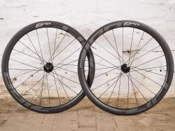 ZIPP 303 S Disc Roues Carbone 45mm Disque Pneu Tubeless 2023 12 ZIPP 303 S Disc Roues Carbone 45mm Disque Pneu Tubeless 2023 -Garmin Magasin zipp 303 s disc roues carbone 45mm disque pneu tubeless 2023 4